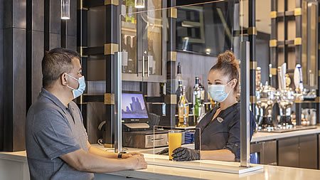 Los huéspedes piden una bebida en el bar Hyatt Regency Jacksonville