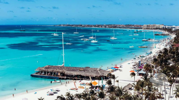 Pensar en Aruba como el destino ideal para disfrutar las vacaciones de invierno en familia